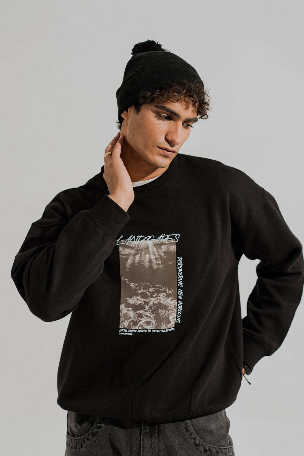 ND CITY™ Black Oversized Graphic Sweatshirt
